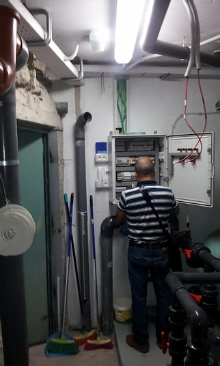 Técnico realizando mantenimiento eléctrico en Hotel Cala D’Or