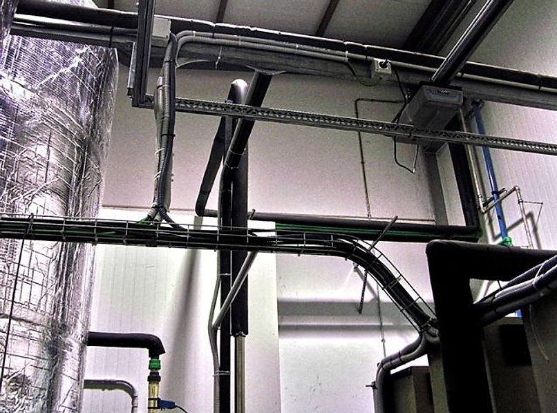 Bandejas y canalizaciones eléctricas en instalación industrial Florette
