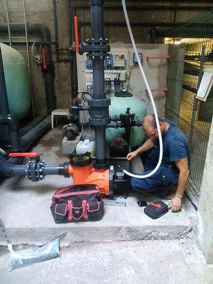 Técnico realizando mantenimiento eléctrico en Hotel Barceló