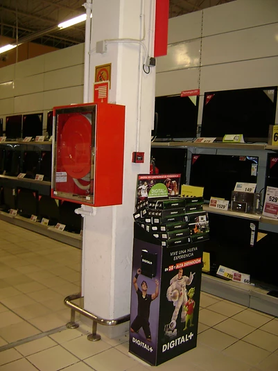 Trabajos de reforma en altura en Carrefour Gran Canaria