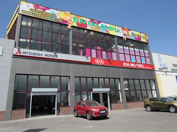 Fachada renovada de Nave KIA en Gran Canaria