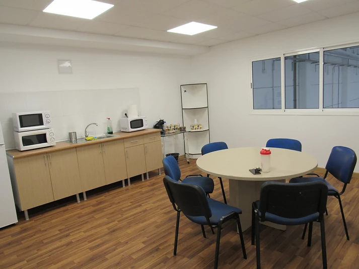 Sala de reuniones reformada en Nave KIA Gran Canaria