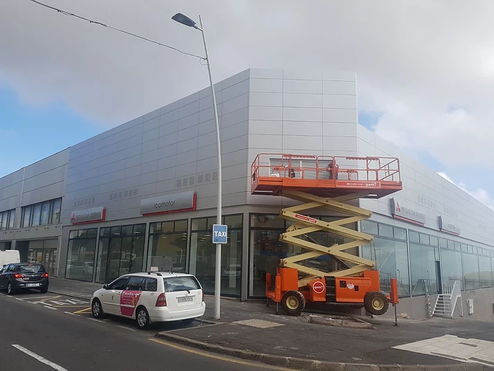Trabajos de reforma exterior en nave Mitsubishi