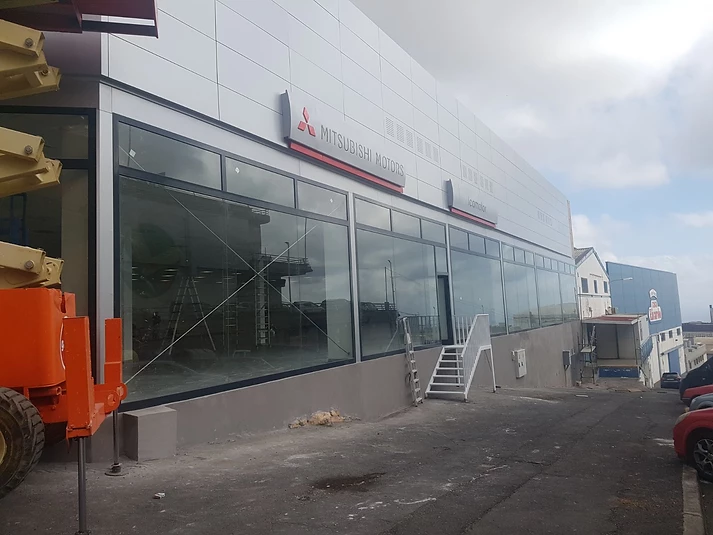 Trabajos de obra civil en fachada Mitsubishi Gran Canaria