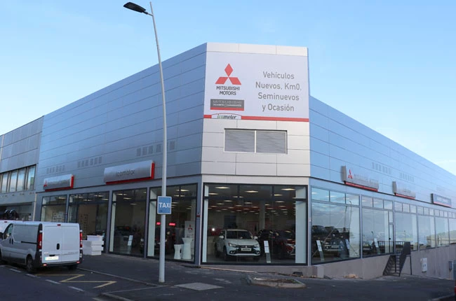 Reforma exterior de nave Mitsubishi en Gran Canaria