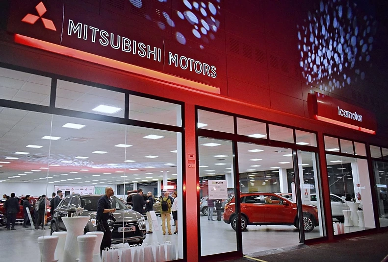 Renovación de acceso y fachada de concesionario Mitsubishi