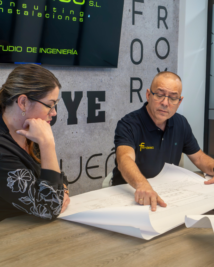 Equipo de Ferdelec planificando instalaciones eléctricas en Gran Canaria