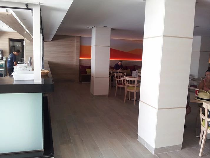 Imagen de una zona interior del Hotel Cala D’Or con trabajos de iluminación e instalaciones eléctricas realizados dentro del proyecto de reforma.