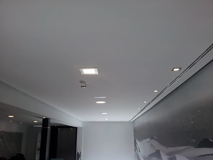 Pasillo interior con iluminación