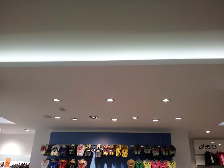 Organización y renovación del espacio para mejorar la exposición de productos.