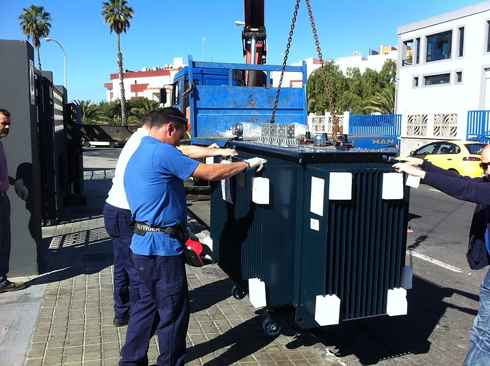 Técnicos trabajando con transformador eléctrico en Jucarne Gran Canaria