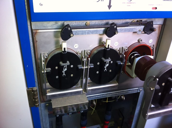 Técnico realizando mantenimiento eléctrico en Jucarne